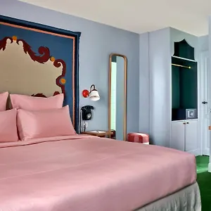 De La Boetie 4* Paris